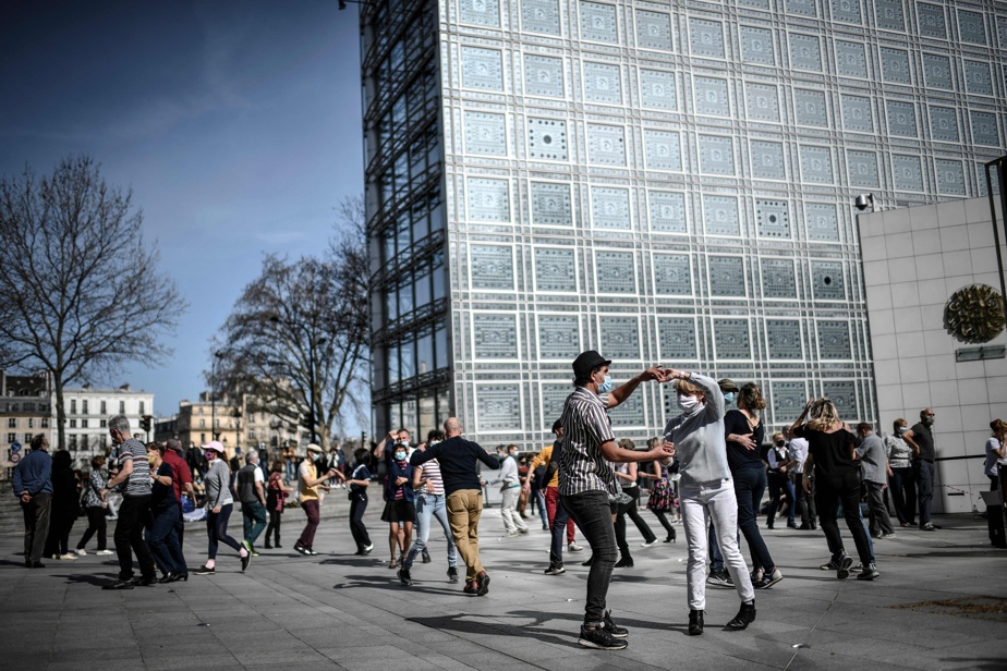 On March 28th, the Parisians took advantage of the good weather to dance in the courtyard of the Arab World Institute. 