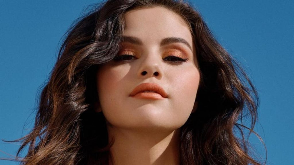 Selena Gomez is blonde and you should see the result