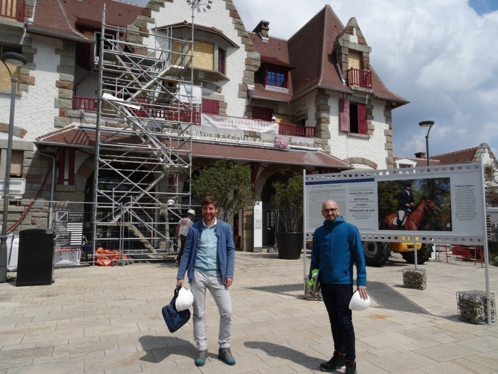 Baptiste Barillé et Yoann Nerdeux en visite sur le chantier de leur futur espace de coworking dans la gare de La Baule (Loire-Atlantique)