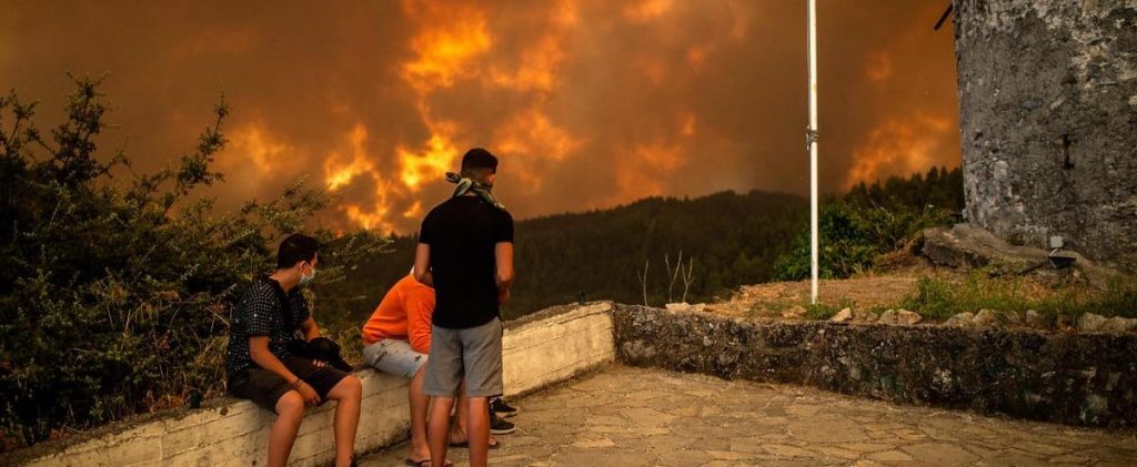 [PHOTOS] Desperation on the Greek island of Euboea on fire, calm in Turkey