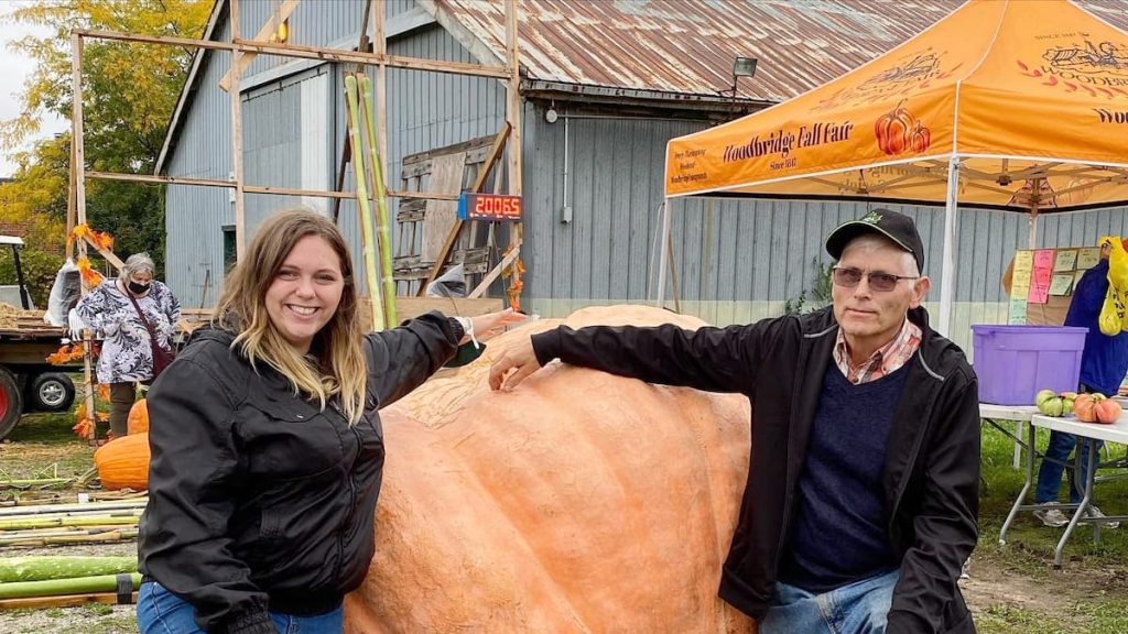 Pictures |  Two Quebecers grow the country's largest pumpkin