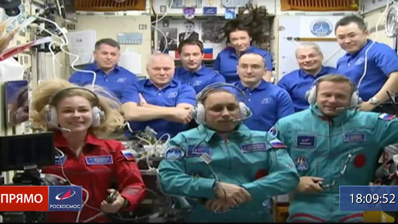 Actress Yulia Peresild, left, director Klim Shipenko, right, and astronaut Anton Shkaplerov sit front row among other mission participants at the International Space Station, ISS, Tuesday, October 5, 2021. Credit d' image: Roscosmos Space Agency via AP 