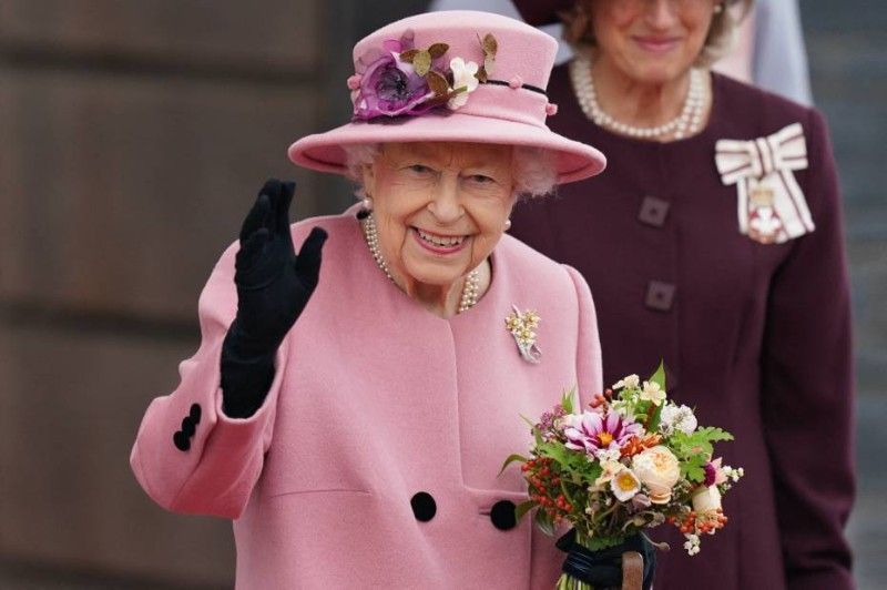 The eyes of the whole world are on England!  Should we worry about the health of Queen Elizabeth II?