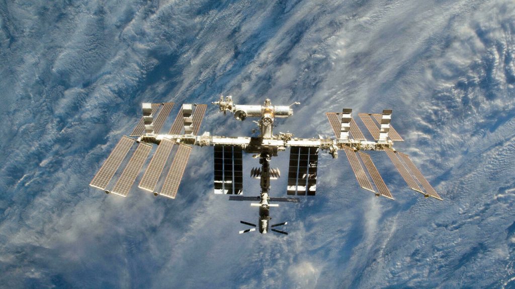 NASA postpones the departure of two astronauts from the International Space Station due to "wreckage"