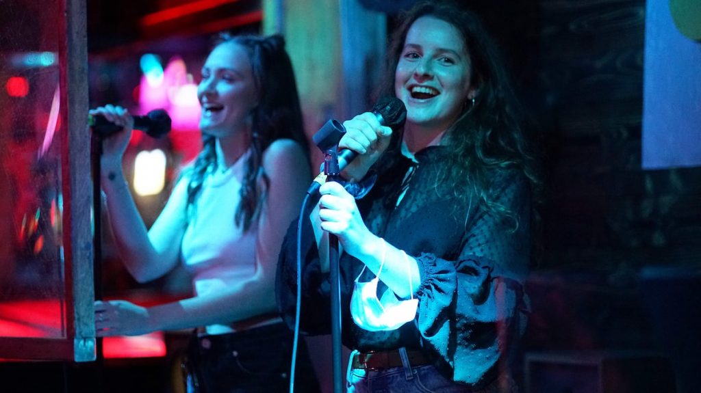 Pictures |  Karaoke: Bars are already full until Christmas