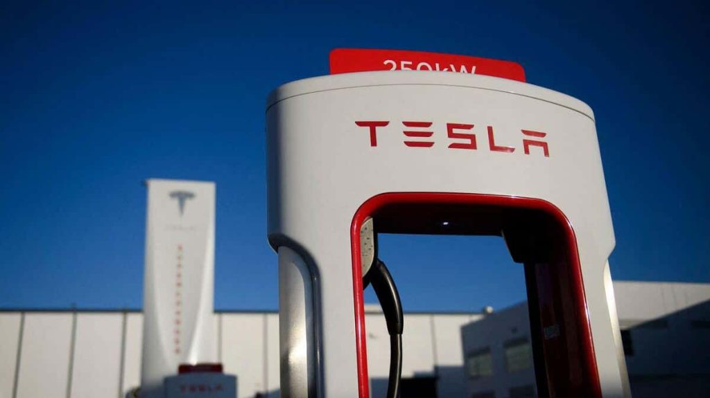 Tesla cars at a standstill after server failure;  Elon Musk checks out