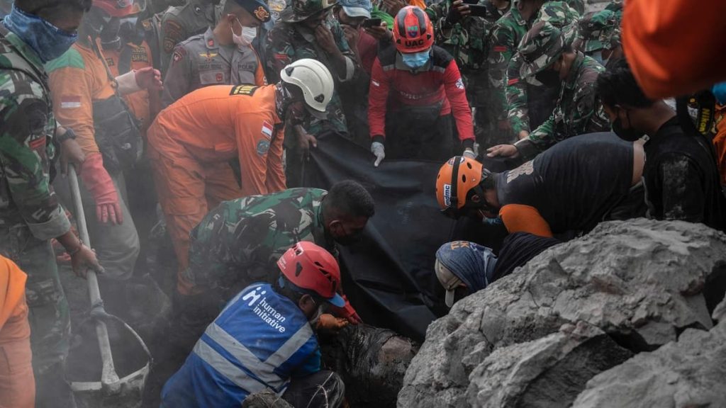 Volcanic eruption: victims buried alive under hot ash
