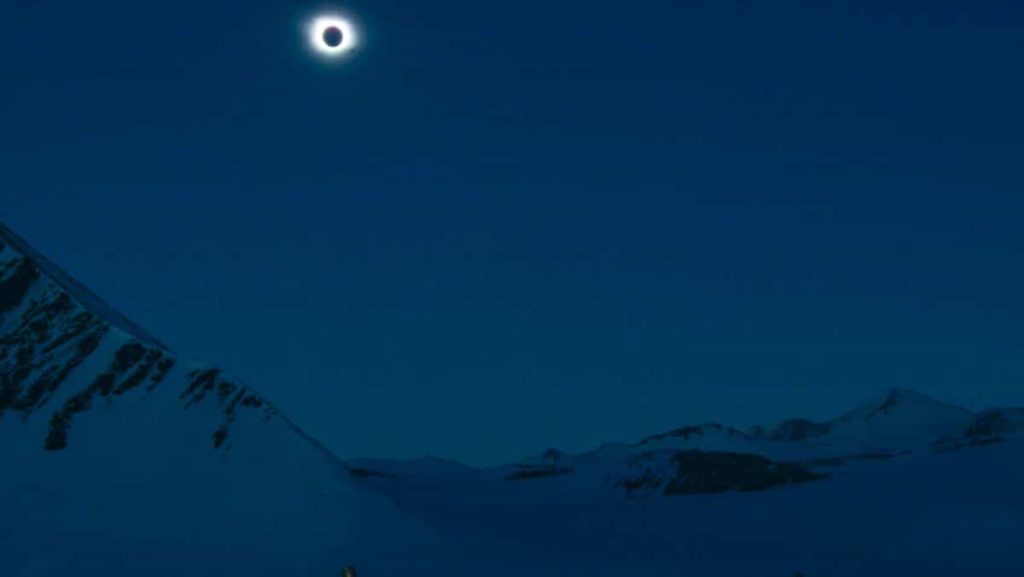 in pictures |  Total solar eclipse plunges Antarctica into darkness