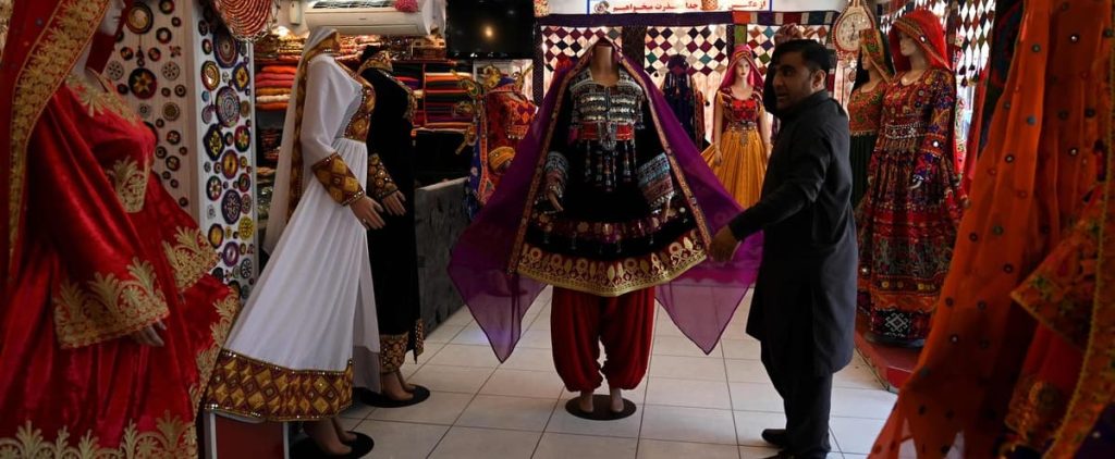 Afghanistan: Taliban ask merchants to behead models in their stores