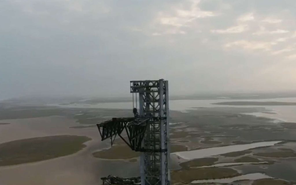 Une tour qui attrape le Super Heavy. © SpaceX