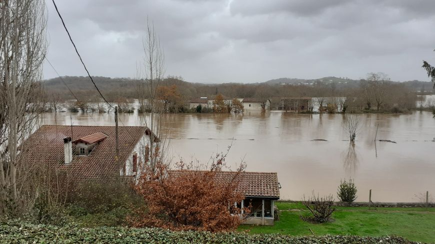 La plaine d'Ansot a disparu, le 10 décembre 2021, sous les eaux de la Nive en crue qui ont noyé les bâtiments