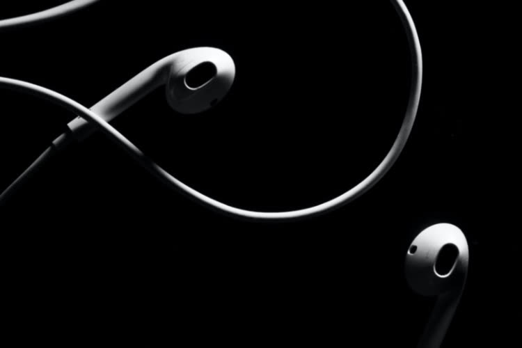 As of February 1, there are no more EarPods in iPhone cases in France