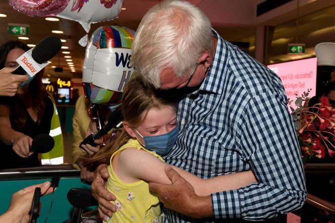The reunion between grandfather and his granddaughter at Sydney Airport on February 21, 2022, after the reopening of the border, closed for two years to those on the vaccination schedule due to the Govt-19 epidemic.