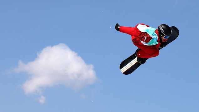 Max Parrot effectue une figure lors de la finale du grand saut à Pékin.