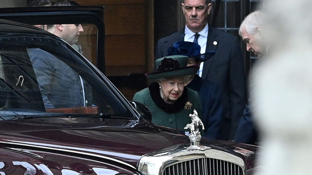After several months of absence, Elizabeth II appeared in public at a ceremony in honor of Prince Philip.