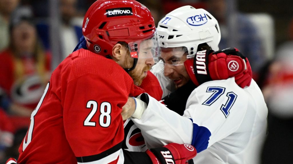 NHL: In a playoff-worthy atmosphere, Hurricanes defeat Lightning 3 to 2