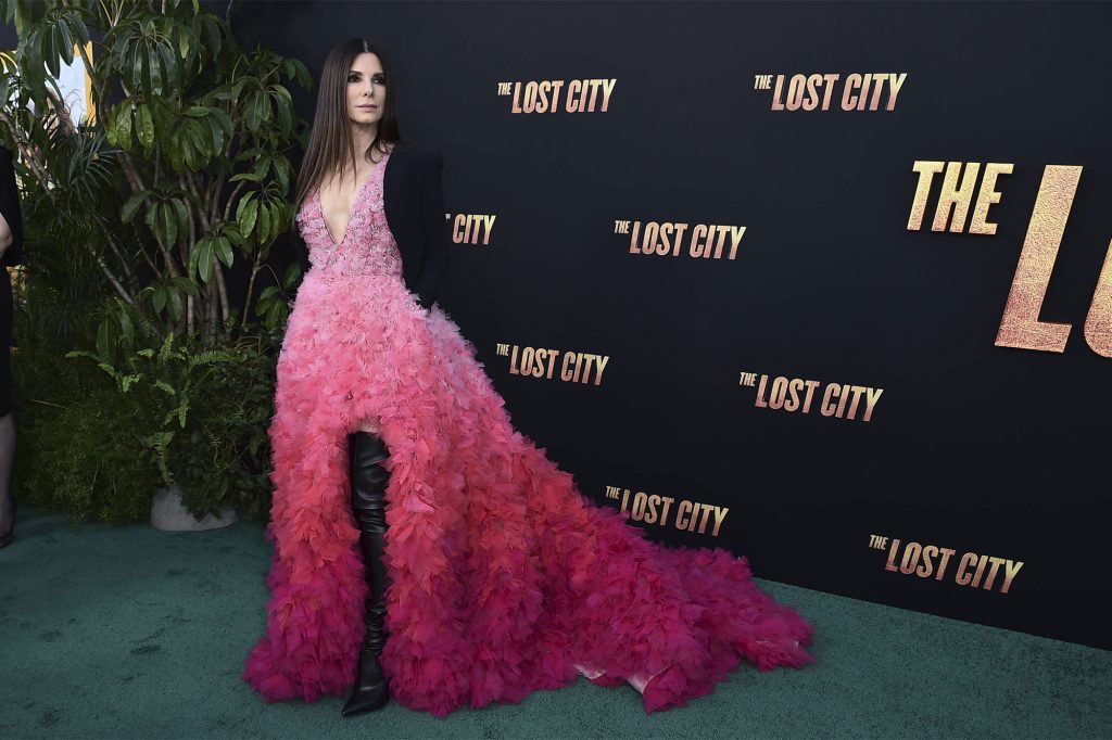 Sandra Bullock, spring and sexy at the premiere of 'The Lost City'