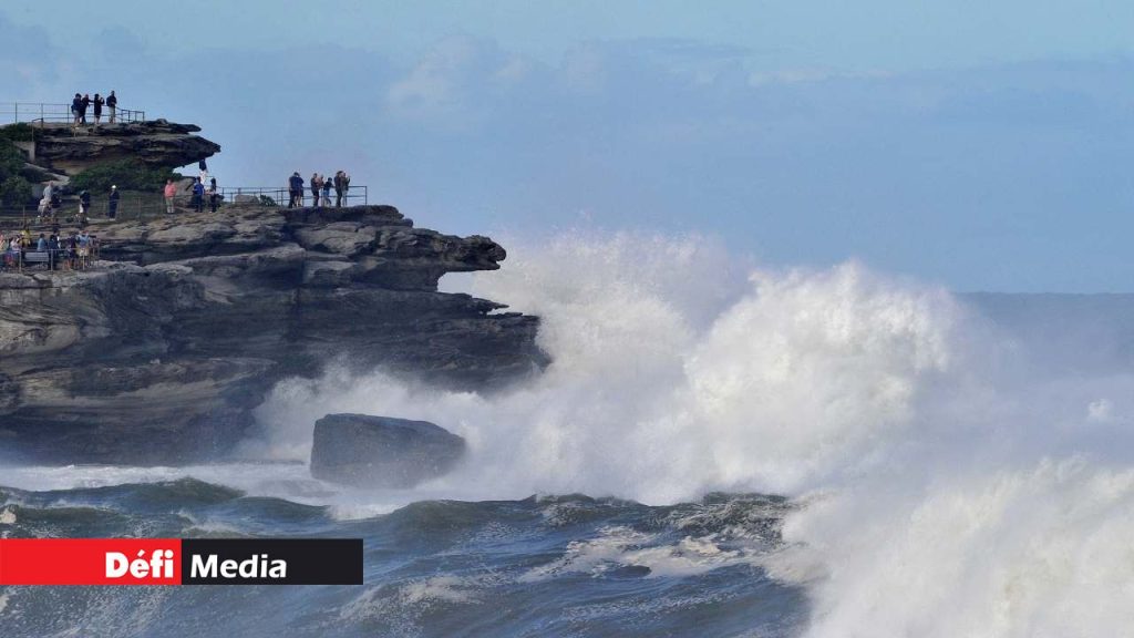 Australia: Sydney beach surrounded by huge waves
