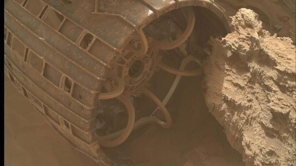 Obscured wheel, modified track, worn equipment ... What we know about the difficulties Curiosity's robot faced on Mars