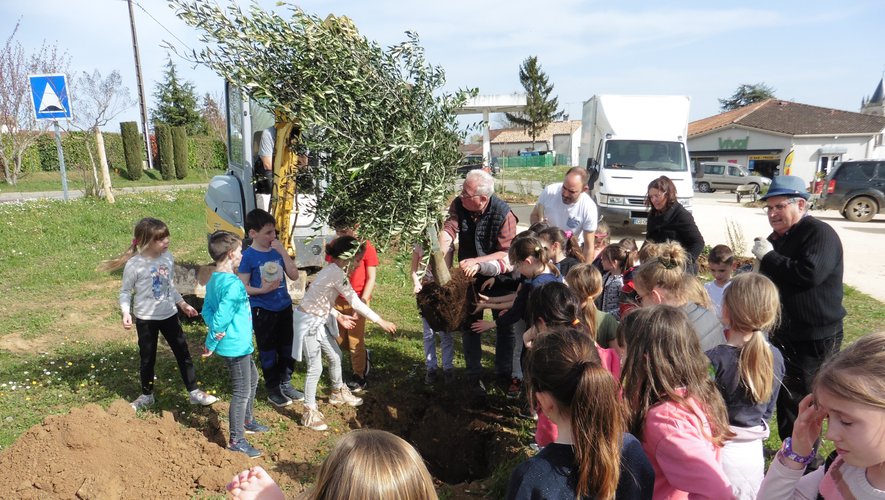 Autivage La Tour.  Schoolchildren were planted in the multi-sports area