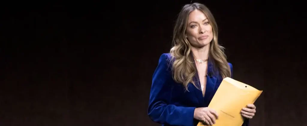 [PHOTOS] Olivia Wilde receives legal papers regarding custody of her children on stage
