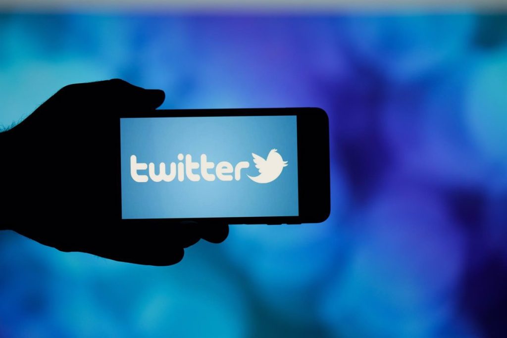 Twitter continues with its plan to include TweetDeck in blue, its subscription service.