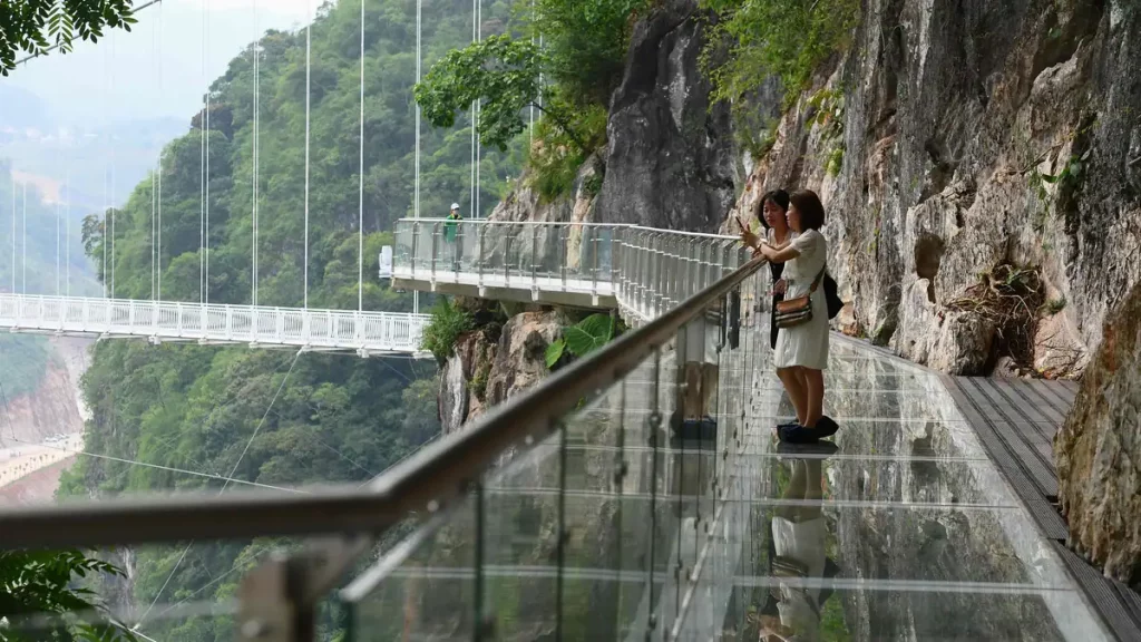 Vertiginous, a new glass bridge between two mountains in Vietnam