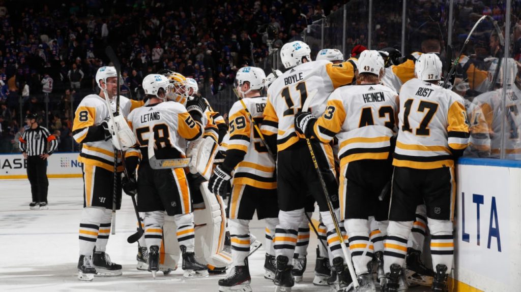 NHL Playoffs: Evgeni Malkin gives Penguins a win in third overtime