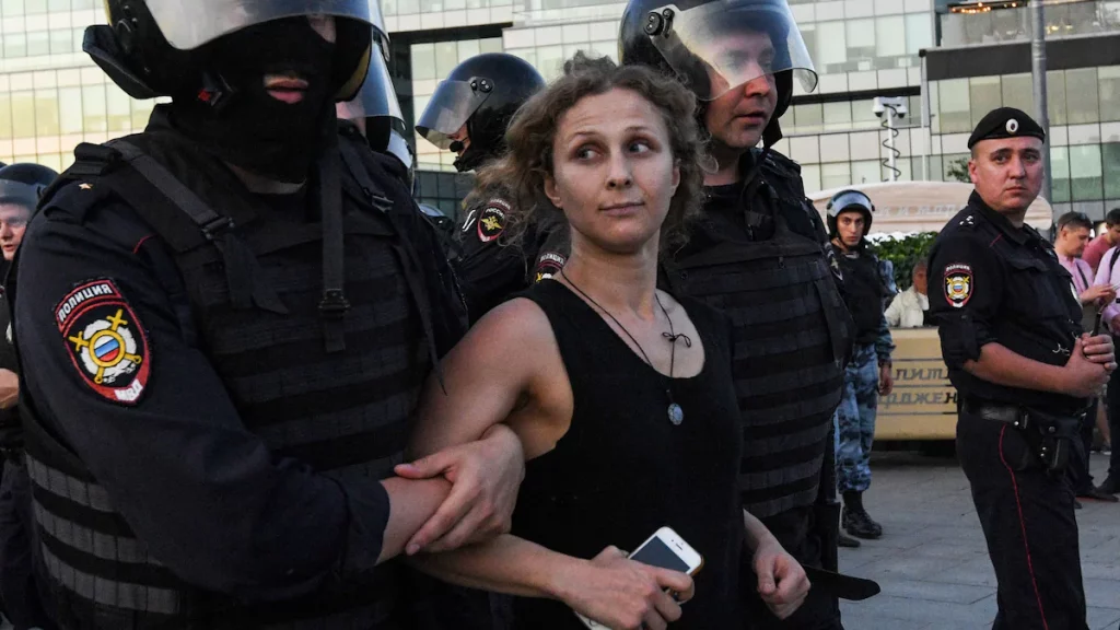 Pussy Riot member leaves Russia disguised as a delivery girl