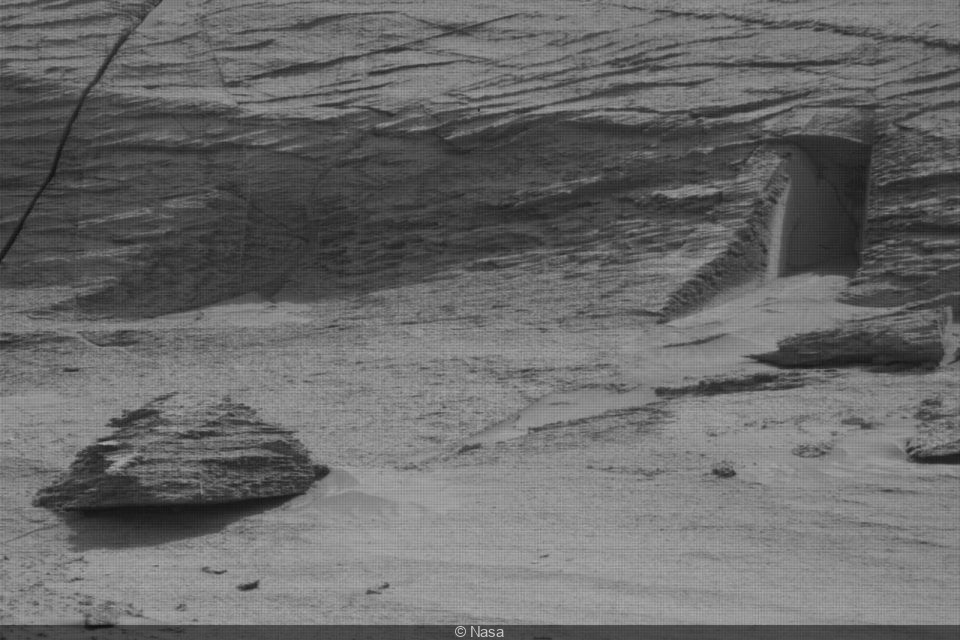 Space: Discovery of a mysterious door on Mars