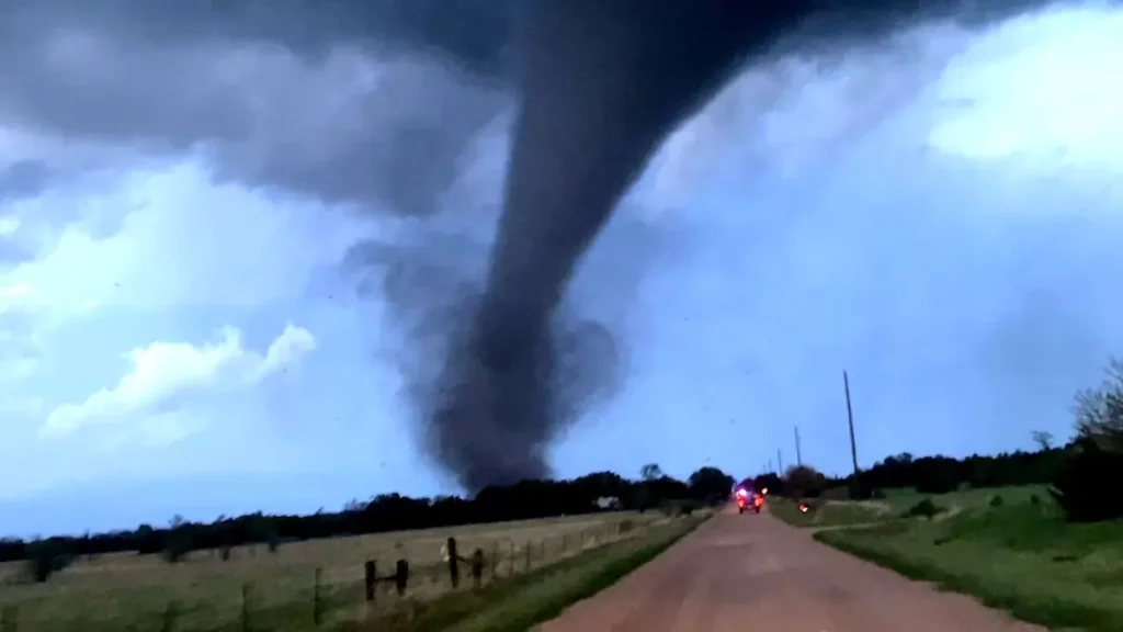 on video |  The tornado destroyed more than 900 buildings in Kansas
