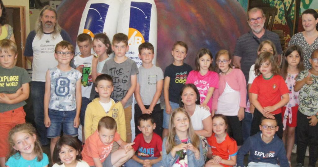 Collonges-et-Premieres.  Pupils discover a space in the school's mobile planetarium