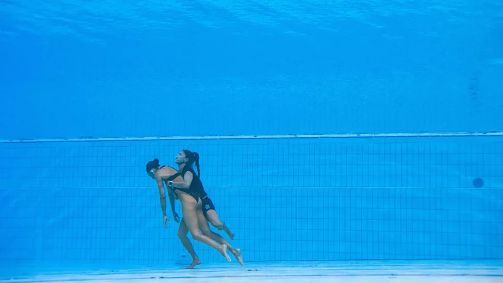 Pictures |  A swimmer loses his mind and is saved from drowning by her coach
