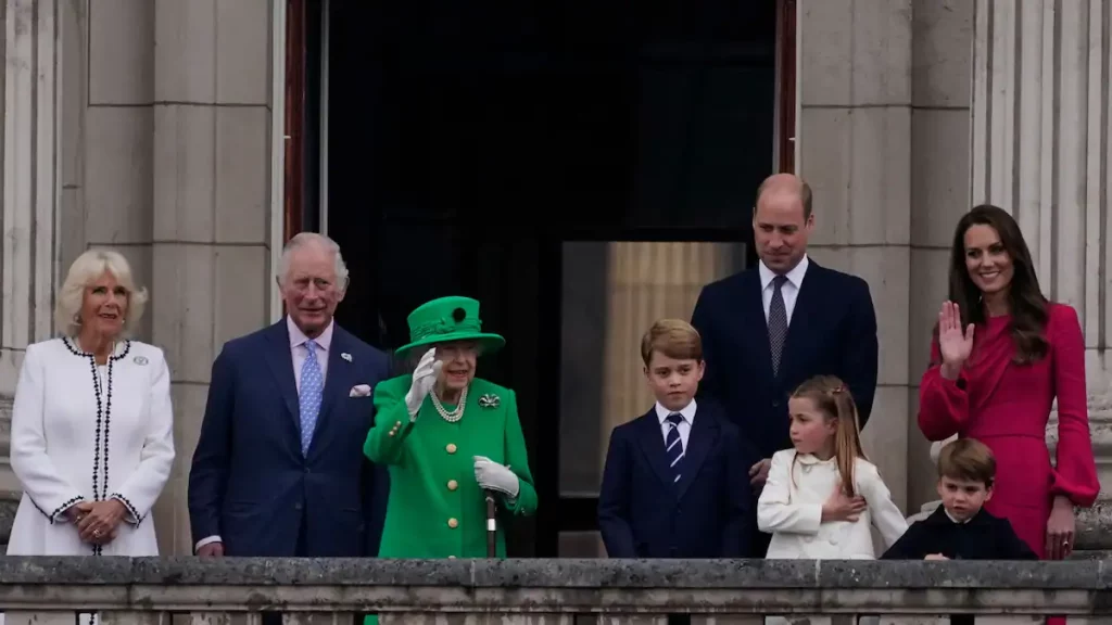 Pictures |  Elizabeth II's surprise appearance on the balcony of Buckingham Palace