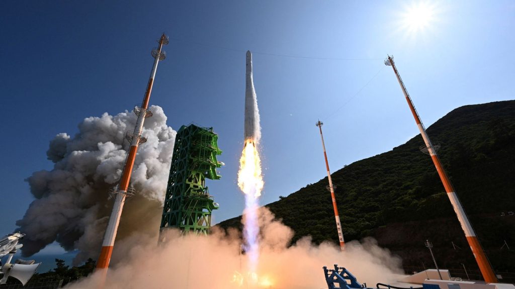 La fusée spatiale sud-coréenne Nuri a décollé du centre spatial de Naro, dans le village côtier de Goheung, le 21 juin 2022, lors de la deuxième tentative de mise en orbite de satellites après l’échec du lancement d’octobre dernier.
