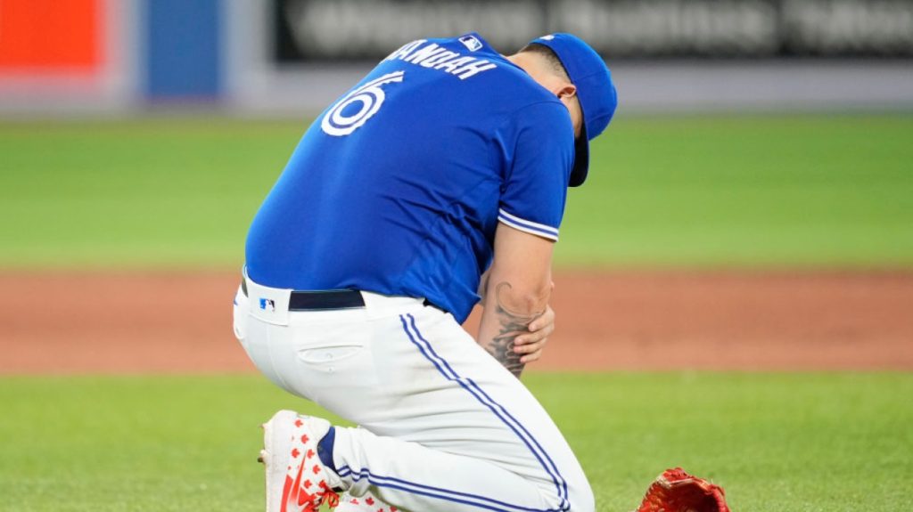 MLB: Hit the ball in the right elbow, Alec Manoah leaves the Blue Jays
