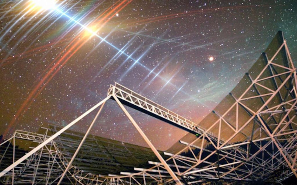 Les astronomes ont détecté — grâce au grand radiotélescope Chime (Canadian Hydrogen Intensity Mapping Experiment) ici en illustration — un sursaut radio rapide (FRB) provenant d’une galaxie lointaine et d’une régularité surprenante. Nommé FRB 20191221A, ce sursaut radio rapide, ou FRB, est actuellement le plus durable, avec le schéma périodique le plus clair, détecté à ce jour. © CHIME, MIT