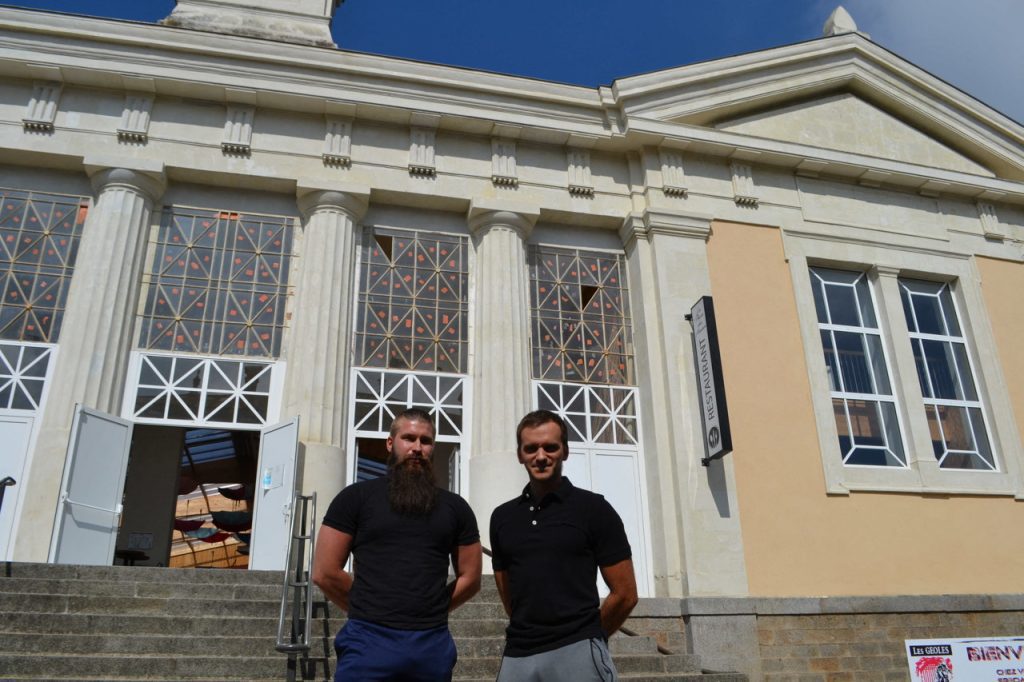 Arthur Lewandowski et Alban Cloteau ouvrent un espace de santé et bien-être dans l’ancien palais de justice de Mayenne.