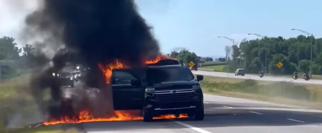 [À VOIR] The Offspring's SUV caught fire on Highway 20