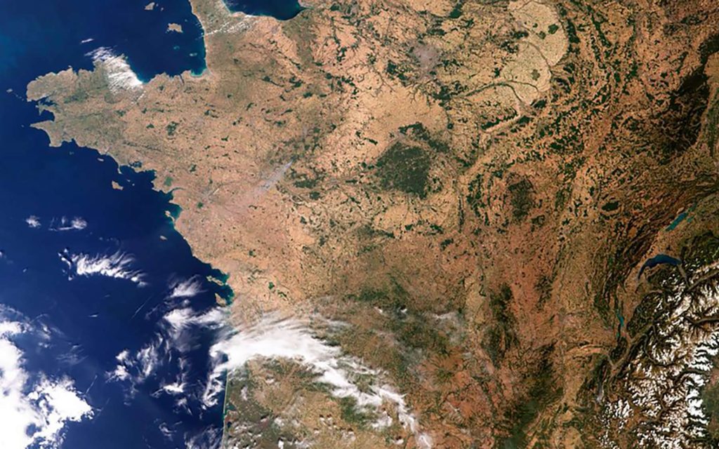 La Terre observée par le satellite Sentinel 3 le 9 août 2022. Remarquez la fumée de l'incendie en cours à proximité d'Angers. © Copernicus Sentinel data (2022), ESA, CC by-sa 3.0 IGO