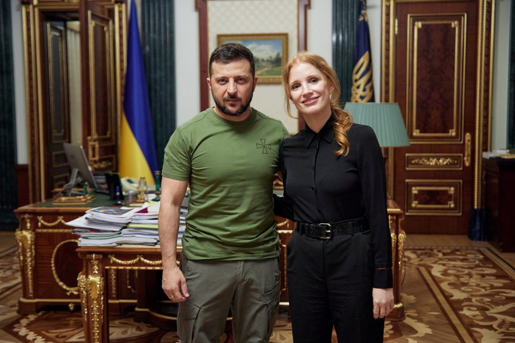 Jessica Chastain in Ukraine, the star greeted by President Volodymyr Zelensky