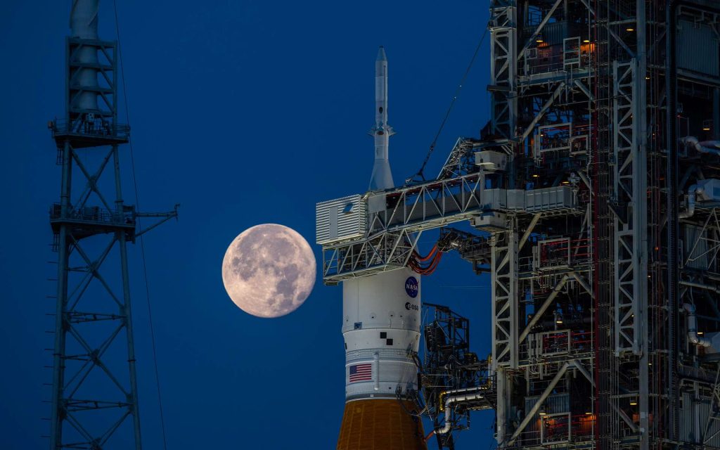 Artemis I sur son pas de tir avec la Lune en point de mire. Prochaine tentative de lancement à partir du 17 octobre 2022. © Nasa, Ben Smegelsky