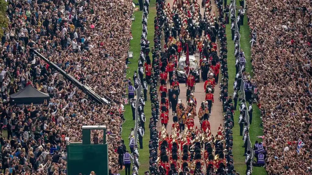 More than 250,000 people marched in front of the coffin of Elizabeth II