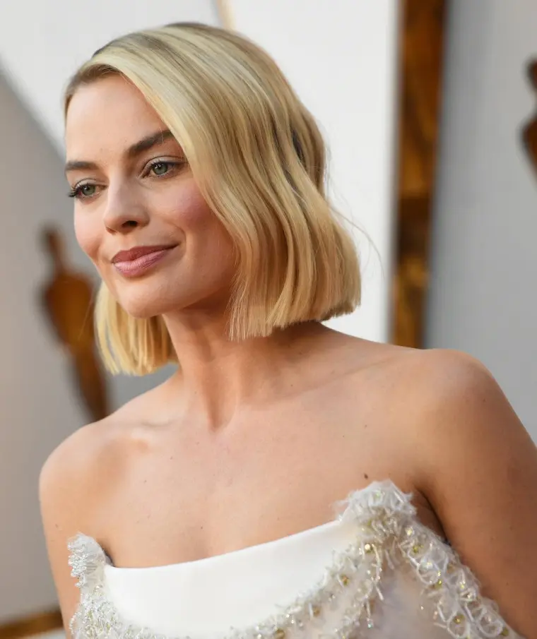 The trend of short wavy square hairstyle falls Margot Robbie