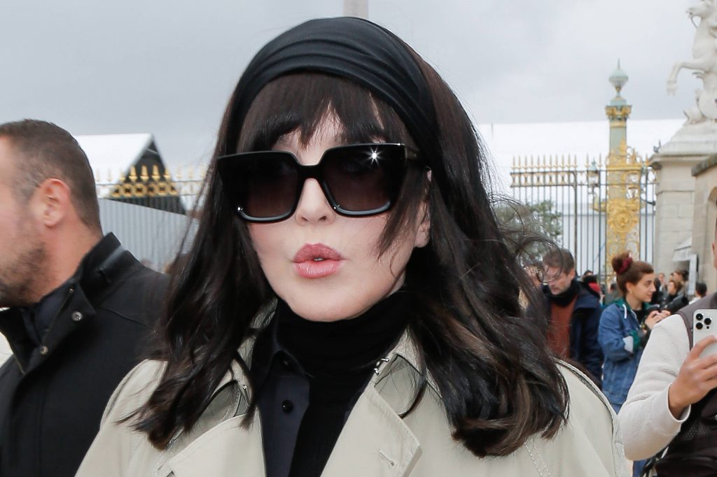 Isabelle Adjani changes her look and dares to go platinum blonde