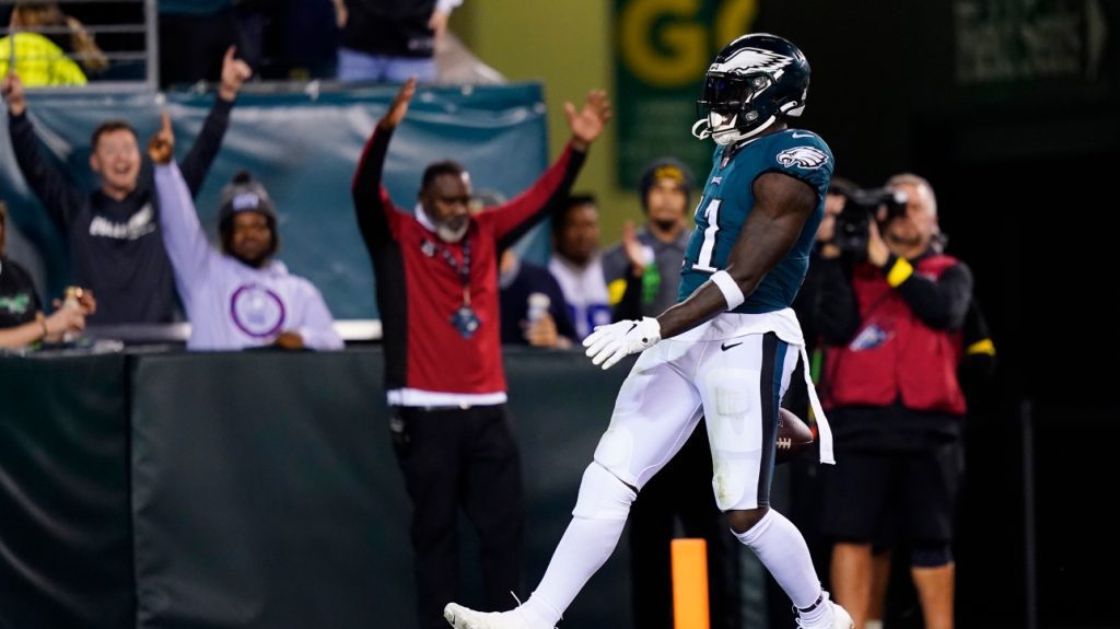 NFL: The Eagles win 26-17 against the Cowboys in a divisional duel