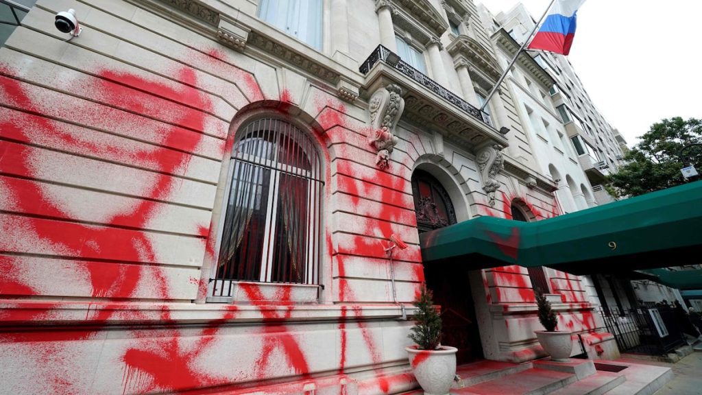 Pictures |  The facade of the Russian consulate in New York was vandalized