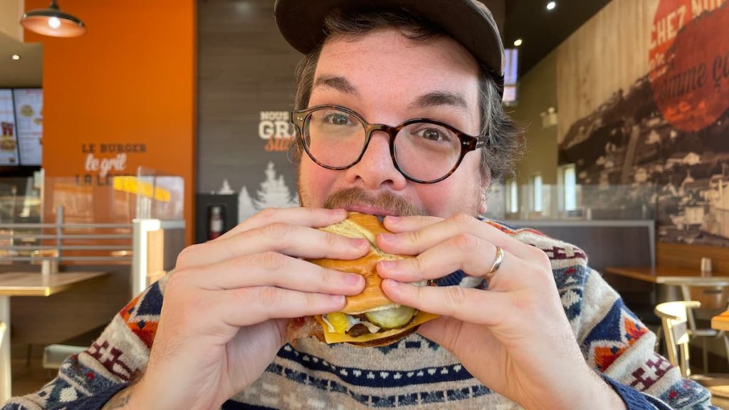 We tested the new giant burger at Harvey's and it's really gigantic