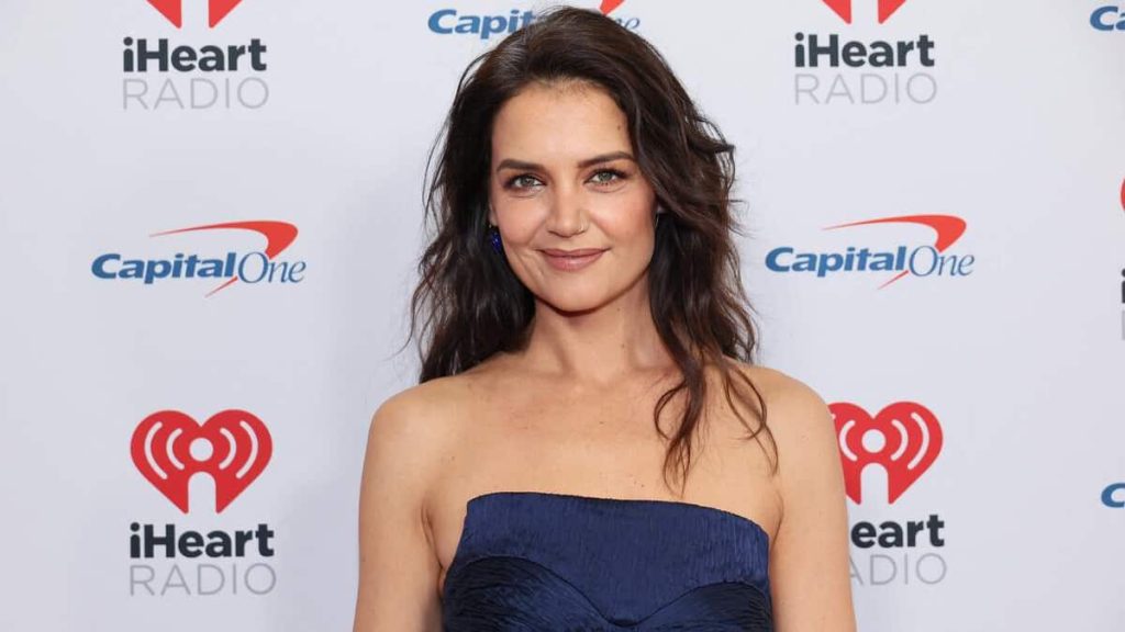 Katie Holmes is trying a "younger" look and it's not going down
